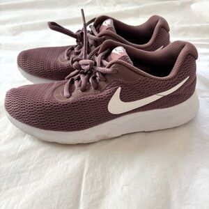 Nike Tanjun Sneakers in Mauve SZ 6 Worn